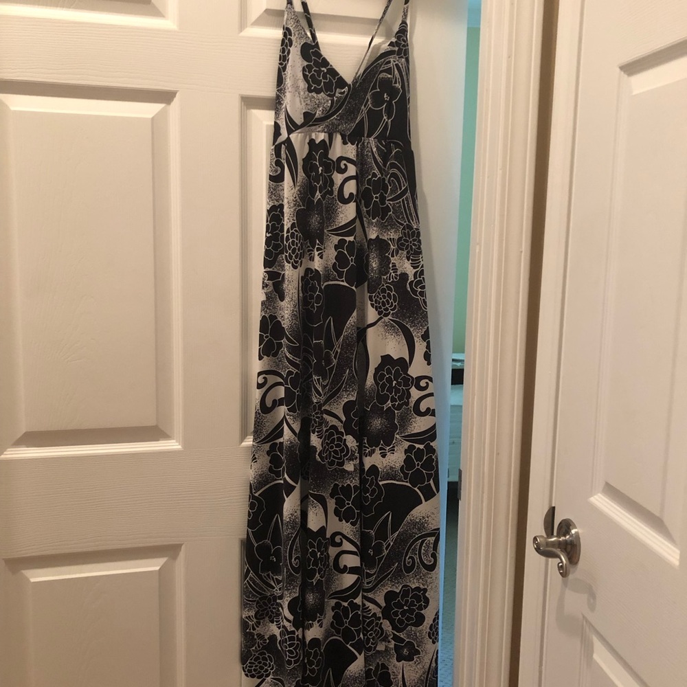 Autumn Teneyl Black and White open back maxi dress